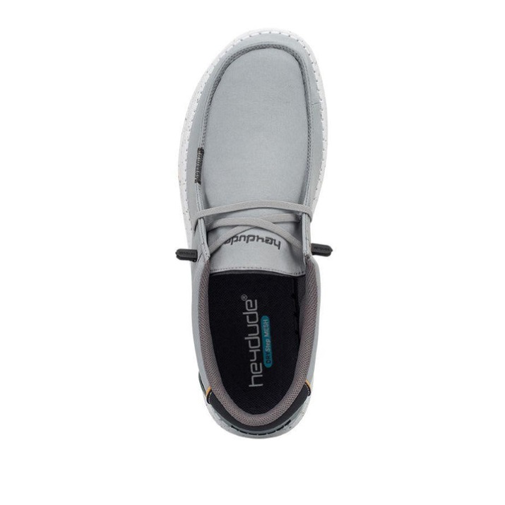 Schuhe von der Seite mit Fokus auf geflochtene Details