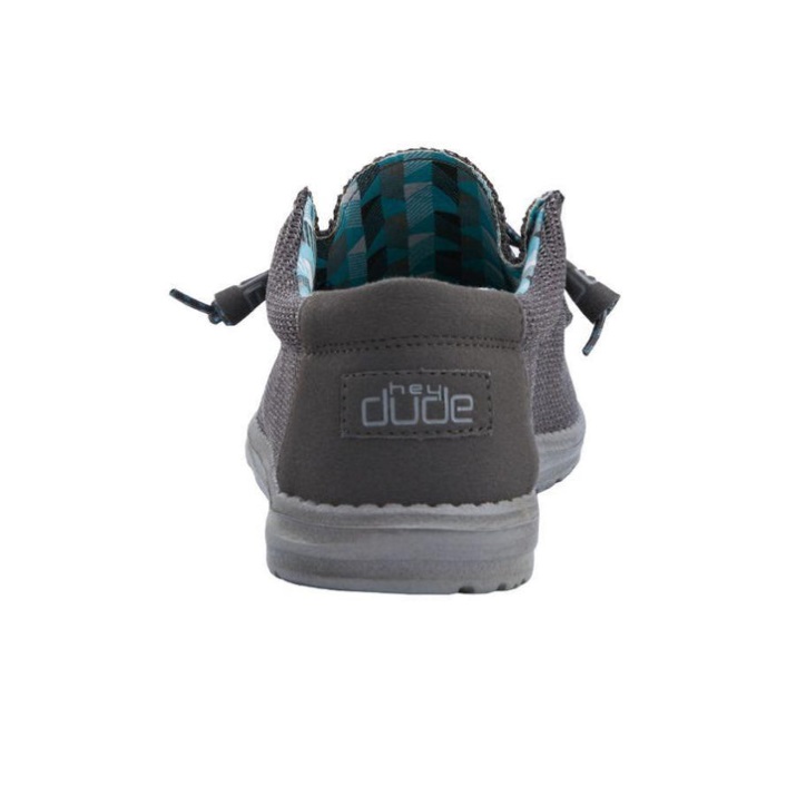 Wally Sox Holzkohle mit verschiedenen Outfits