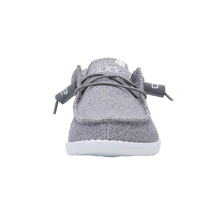Wally Sox Grau Weiß bei der Anprobe